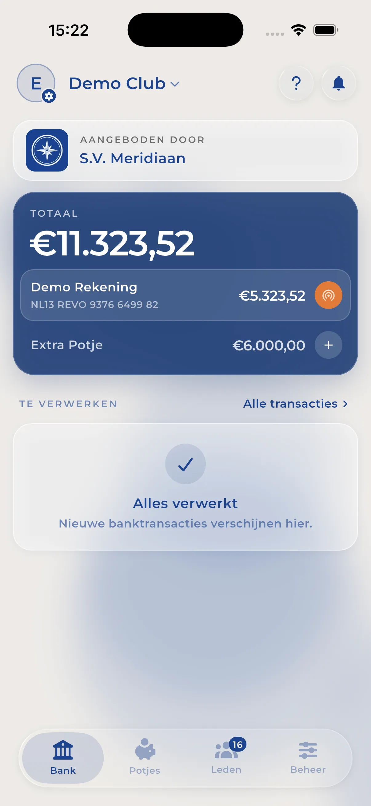De Fiscie-app van S.V. Meridiaan met het banksaldo van een groep, met daarachter de app in de huisstijl van S.V. Castellum, S.V. Linde en S.V. Chara